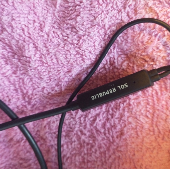 Sol Republic Tracks V8 On-Ear Wired Headphones - Picture 5 of 6